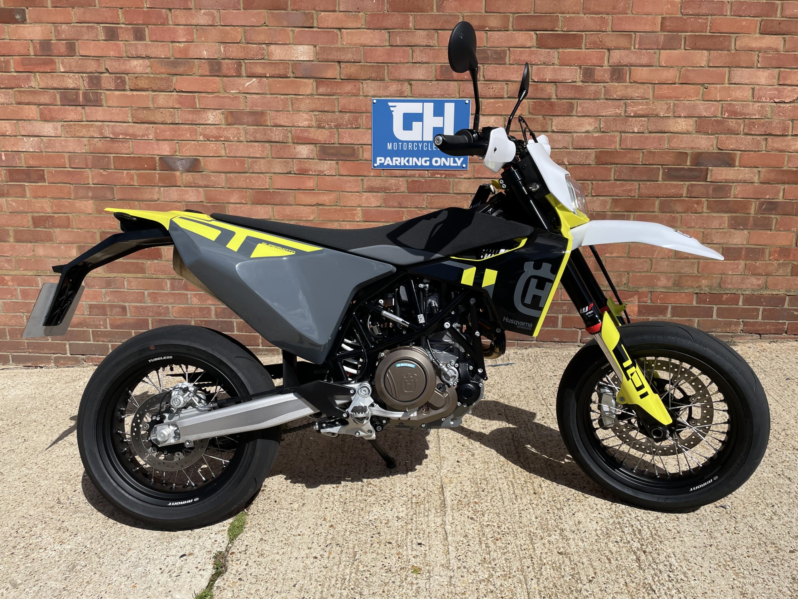 https://ghmotorcycles.co.uk/wp-content/uploads/2023/08/IMG_9519-scaled.jpg